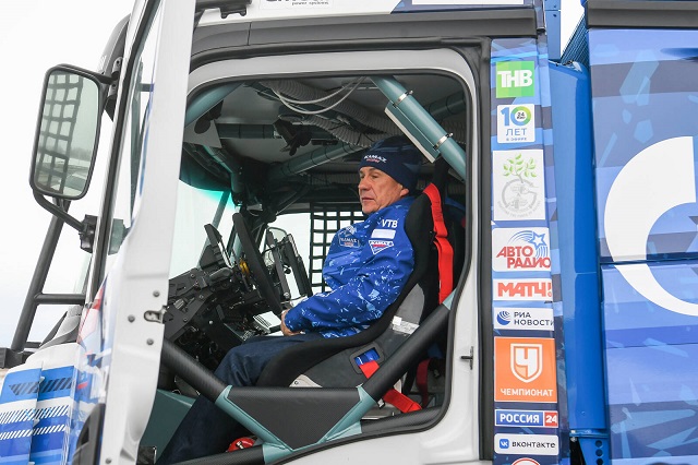 Минниханов лично протестировал дорогу М-12 «Восток» за рулем автомобиля