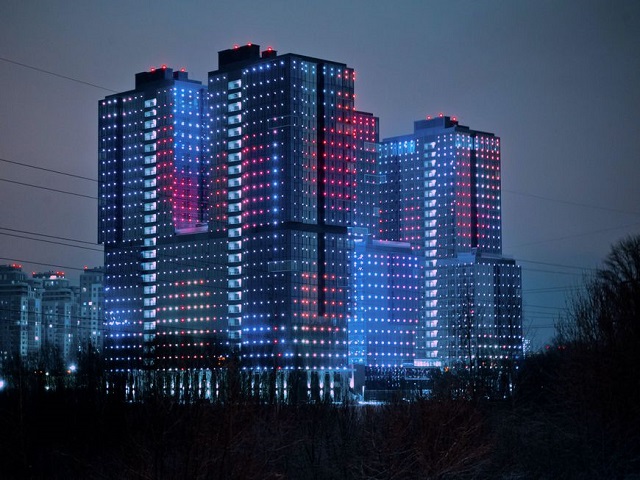 Фасады казанского ЖК подсветили синим в честь Всемирного дня аутизма