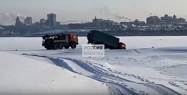 На Казанке тягач пытается вытащить частично провалившийся под лед грузовик – видео