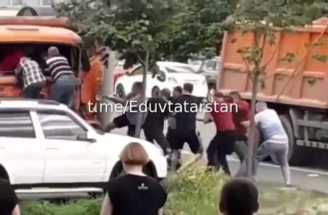 Казанцы бросились на помощь зажатому в кабине «Камаза» водителю - видео