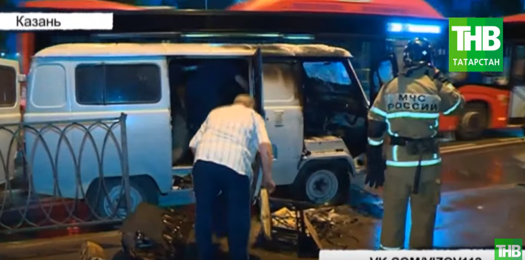 В Казани на улице Тэцевская УАЗ вспыхнул прямо во время движения (ВИДЕО)