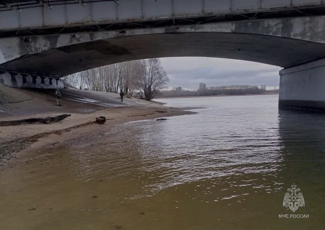 В Казани устанавливают личность мужчины, тело которого нашли в реке под мостом