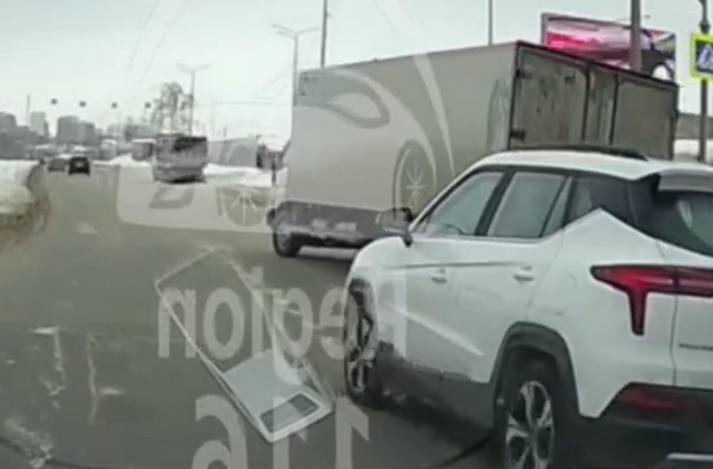 Выехавший на «красный» водитель из Самары сбил девочку на «зебре» в Казани