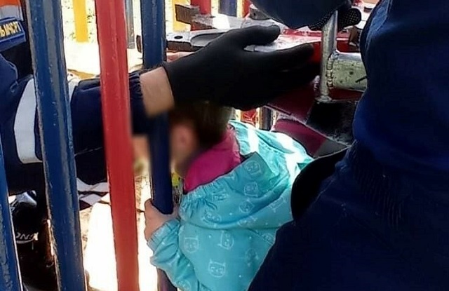 В Татарстане спасли трехлетнюю девочку, застрявшую головой в металлических прутьях