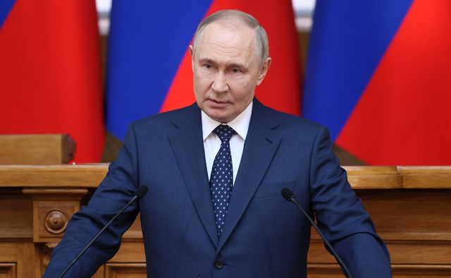 Президент РФ поручил определить единые стандарты поддержки бойцов СВО