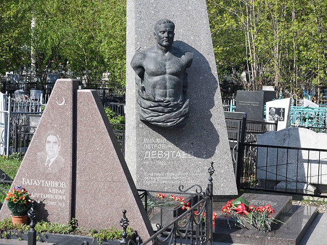 Краевед предложил ввести шефство над заброшенными могилами выдающихся людей в Казани