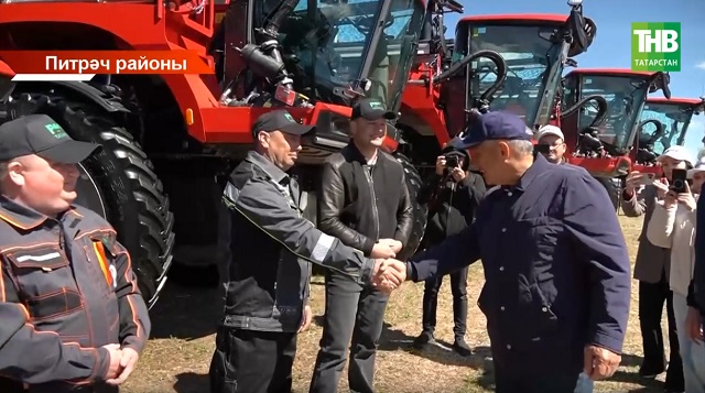 Татарстанда язгы кыр эшләре бара: Рөстәм Миңнеханов 3 район басуларын карады