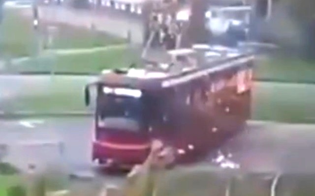 Момент возгорания трамвая с пассажирами в Казани попал на видео