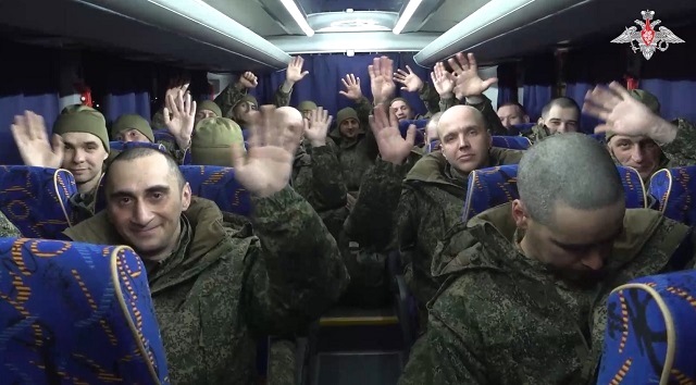 Вернувшиеся из украинского плена российские военные поблагодарили за это Путина