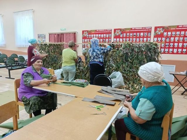 «Своих не бросаем»: жители Ютазинского района РТ плетут масксети для бойцов СВО