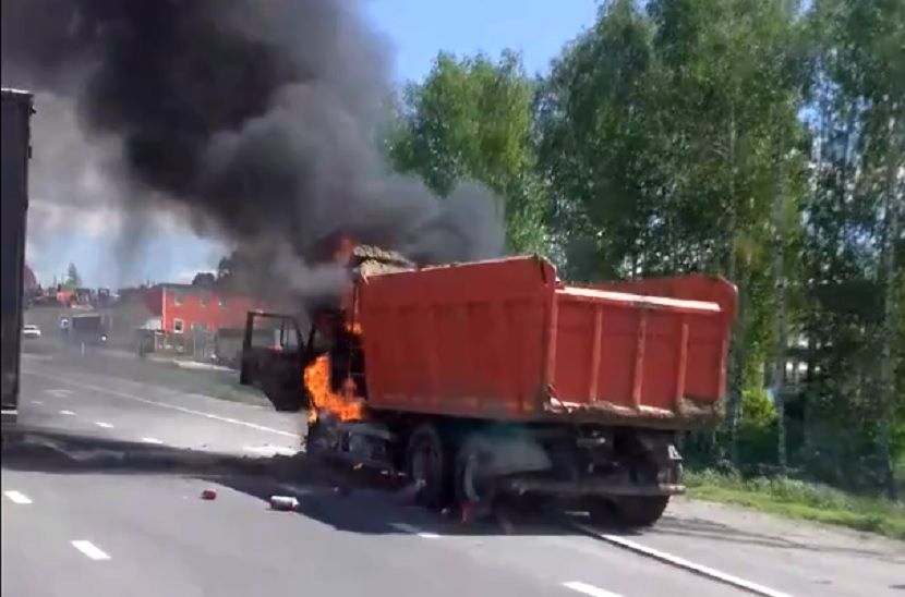 Казанцы сняли на видео вспыхнувший на Мамадышском тракте «Камаз»