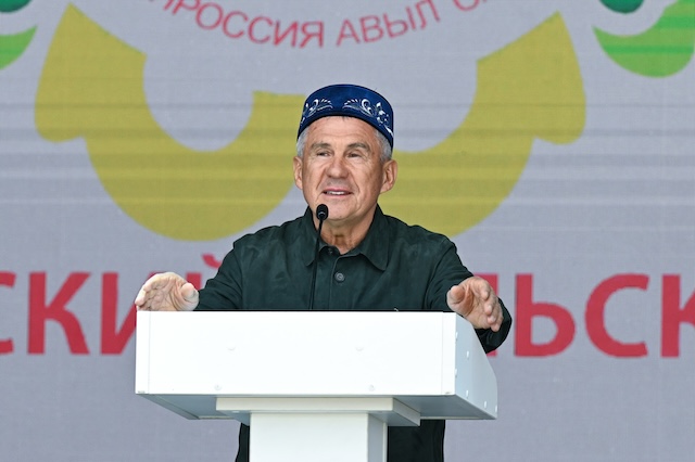 «Это праздник для всех»: Минниханов посетил Всероссийский сельский Сабантуй в Пензенской области