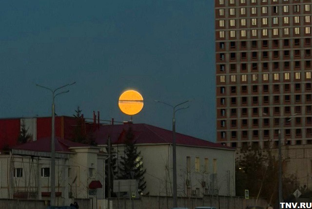Осеннее суперлуние запечатлели в небе над Казанью