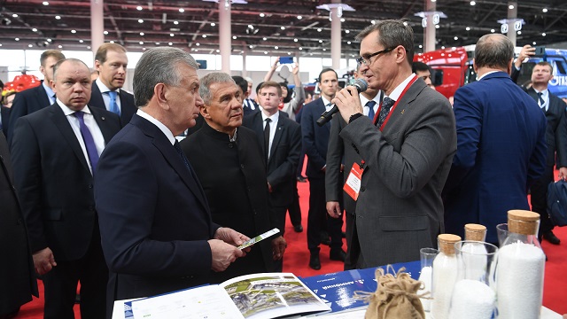 Президент Узбекистана осмотрел выставку промышленного и экономического потенциала Татарстана