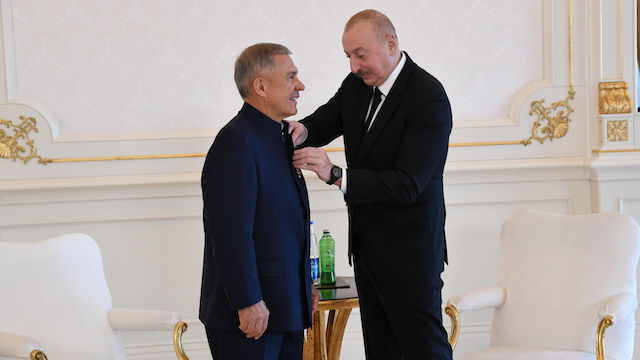 Алиев удостоил Минниханова ордена «Достлуг»