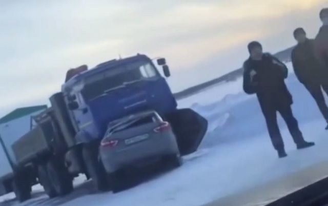 Два человека погибли в Татарстане в лобовом столкновении «Камаза» и «Лады»