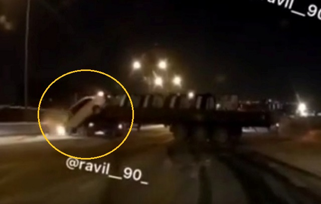 В Казани эпичный разворот полуприцепа поставил легковушку на «дыбы» — видео