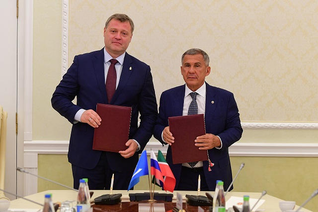 Минниханов поблагодарил губернатора Астраханской области за поддержку татарских общественных организаций