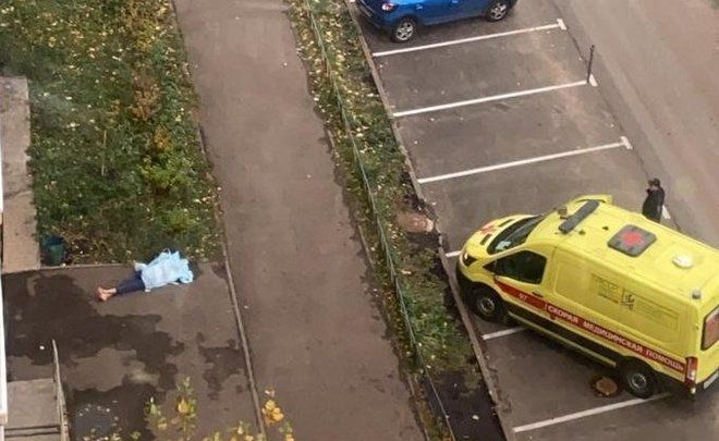 В Казани разбился парень, упав с высотки