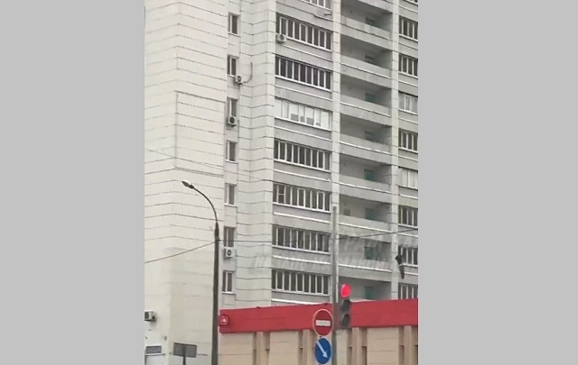 Момент падения мужчины из окна девятого этажа в Казани попал на видео