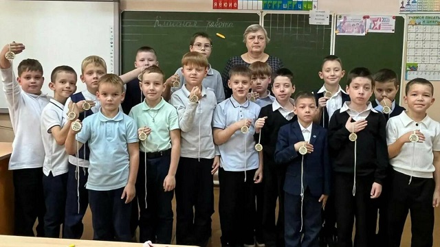В Бавлах второклассники сделали обереги для бойцов СВО