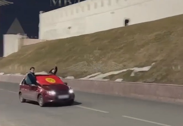 Пассажиры на дверях: в Казани поймали лихача, опасно катавшего подростков у Кремля