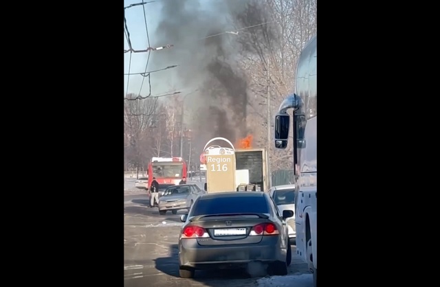В Казани у Деревни Универсиады загорелась «Газель»