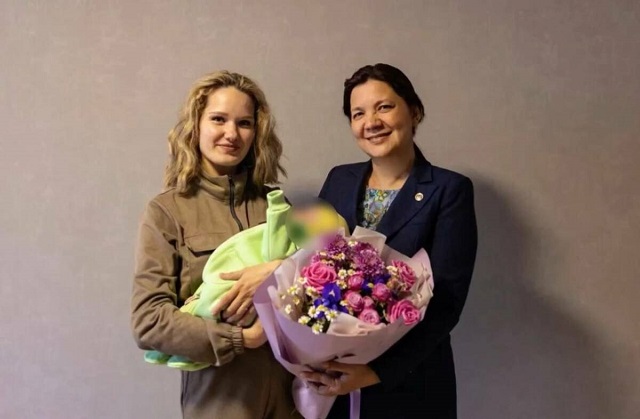 Глава исполкома Альметьевского района поздравила семьи бойцов СВО с рождением детей