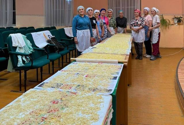 Участницы ансамбля «Сәйлән» из Татарстана приготовили лапшу бойцам СВО