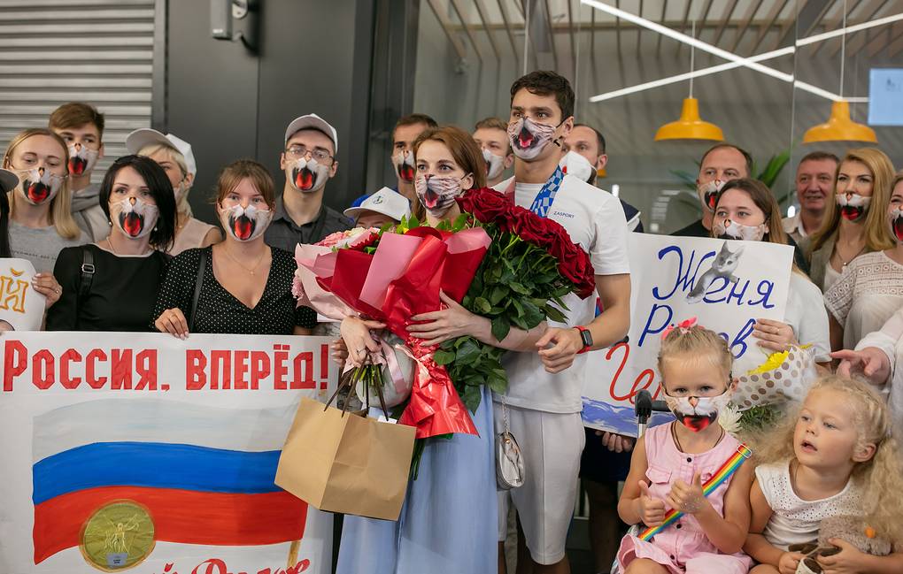 Душевное фото: пловец Рылов снялся с фанатами в фирменных масках с котом