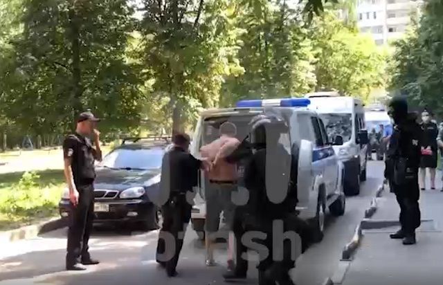 Обещавшего подорвать себя гранатой жителя Казани задержали