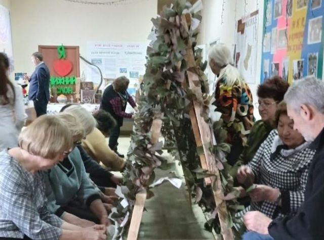 Волонтеры Татарстана активно плетут маскировочные сети для бойцов СВО