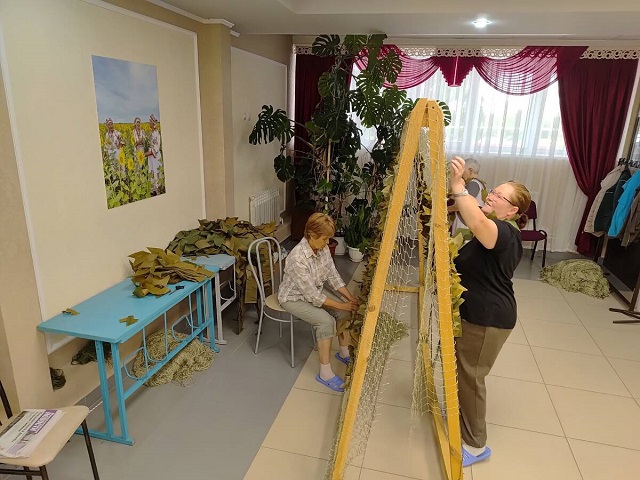 Волонтеры из Татарских Челнов плетут масксети для бойцов СВО