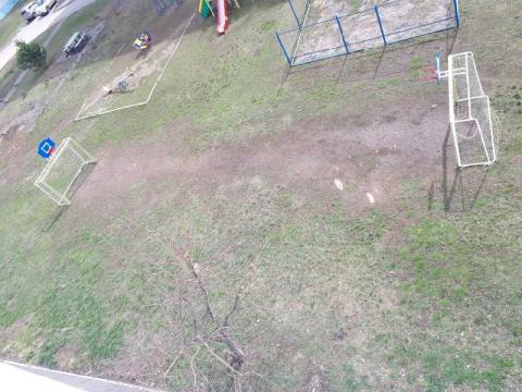 Жительница Татарстана пожаловалась на футбольные ворота во дворе