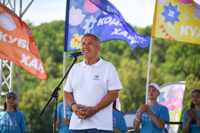 Минниханов посетил форум «Сэлэт» и призвал сохранять родной язык и традиции