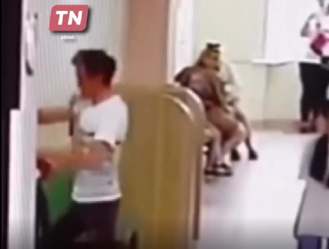 Нападение «яжотца» на врача, отказавшегося принять ребенка без очереди, попало на видео в РТ