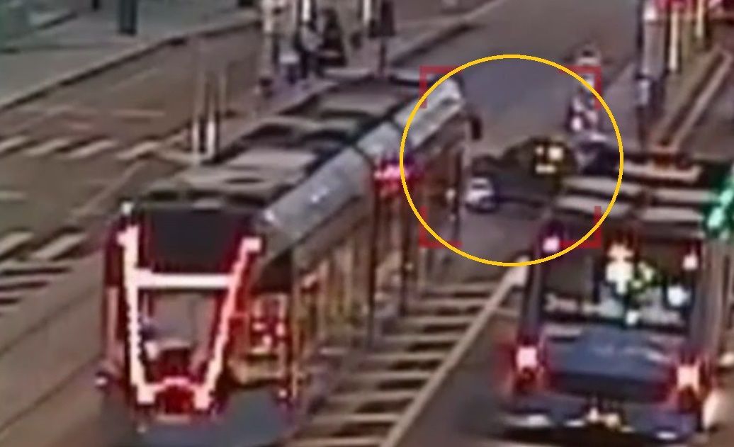 Видео: в центре Москвы дочь олигарха на Bentley влетела в трамвай