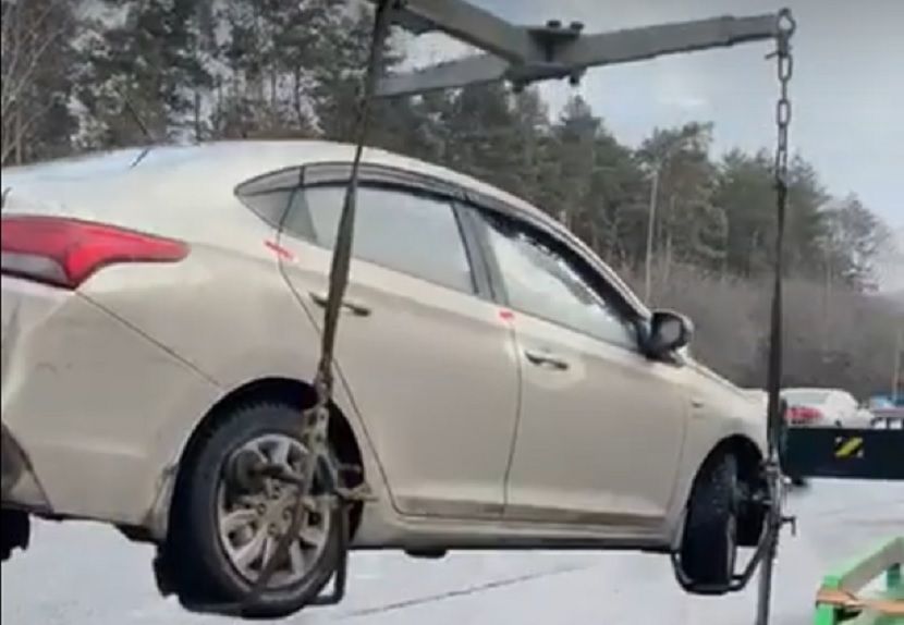 У задолжавшего 200 000 рублей жителя Казани прямо на дороге забрали автомобиль