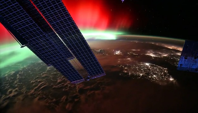 «Проплыли сквозь свет»: космонавты с МКС попали в сердце редкой красной авроры