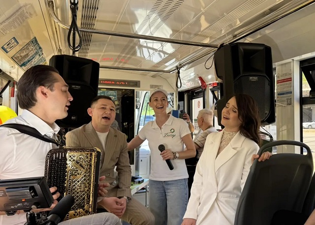 «Караоке Трамвай» в Казани: пассажиры спели с артистами татарской эстрады под баян в День радио