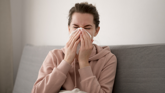 Жителям Татарстана рассказали, как правильно чихать 