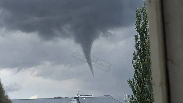 В Казани запечатлели смерч, Роскосмос показал циклон из космоса