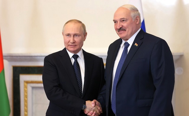 Владимир Путин предложил дооборудовать белорусские самолеты Су-25 в России