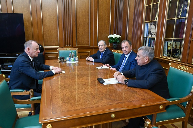 Минниханов и Патрушев обсудили вопросы транспортной и энергетической безопасности