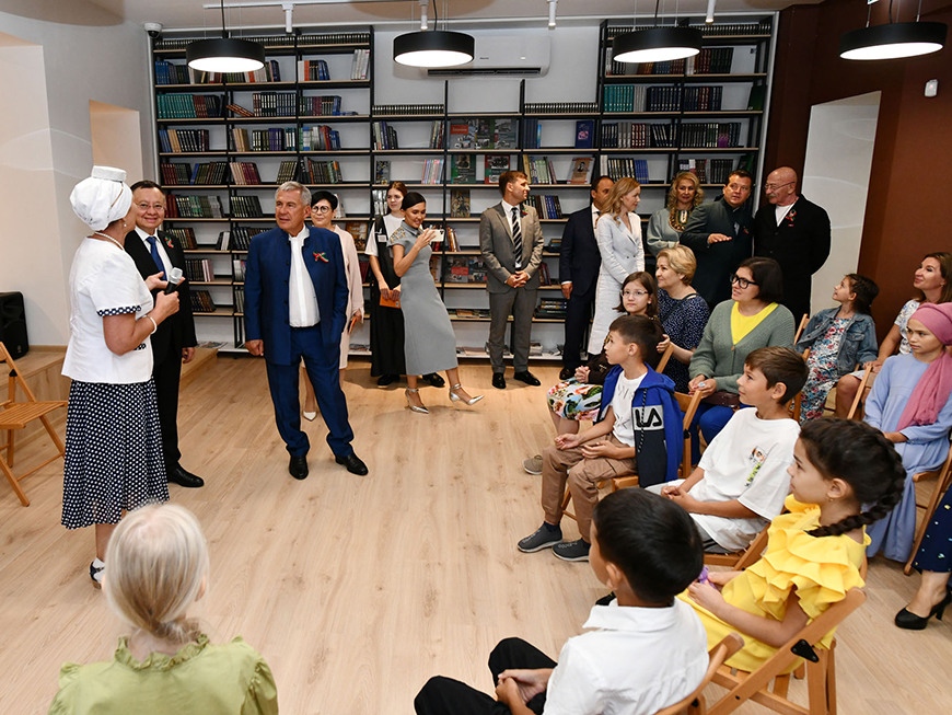 Рөстәм Миңнеханов Казанда концерт залы булган беренче китапханәне карады