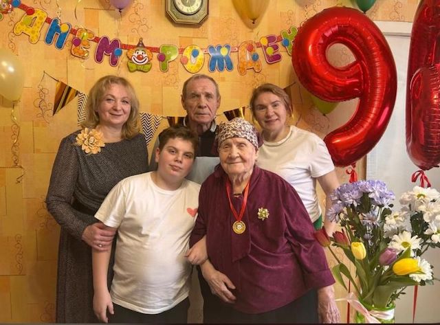 В Чистополе 96-летнюю труженицу тыла наградили медалью в честь 80-летия Победы