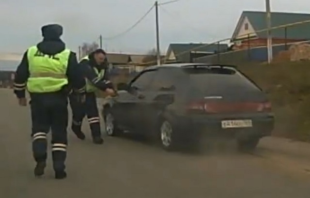 В РТ едва не сбитый автохамом полицейский открыл огонь из табельного оружия — видео