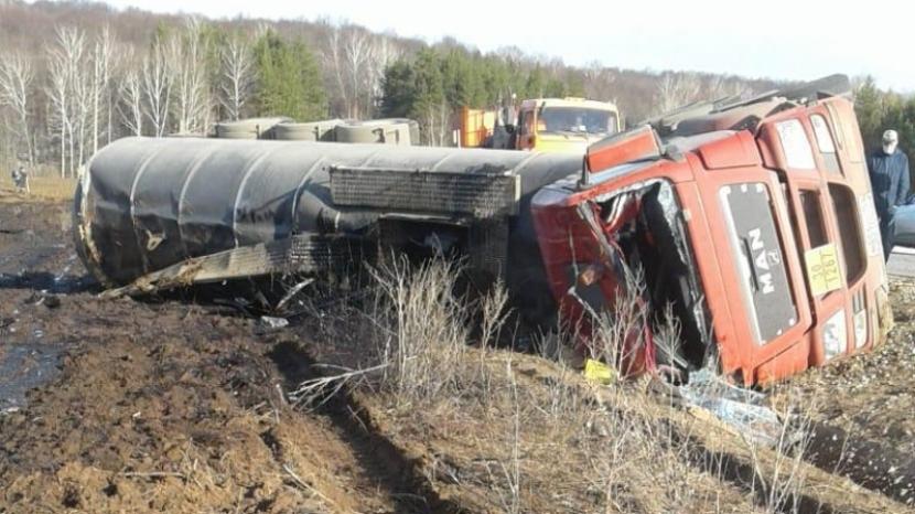 При аварии автоцистерны в Татарстане в реку Бикмесь попала нефть