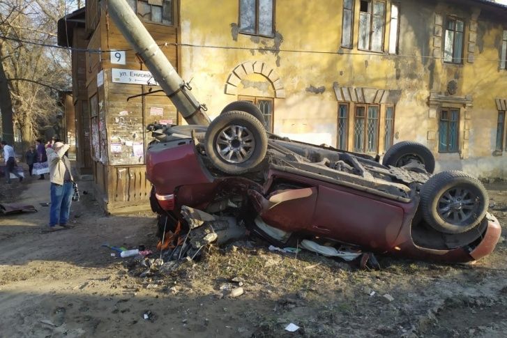 Видео: внедорожник перевернулся и снёс столб после столкновения с трамваем