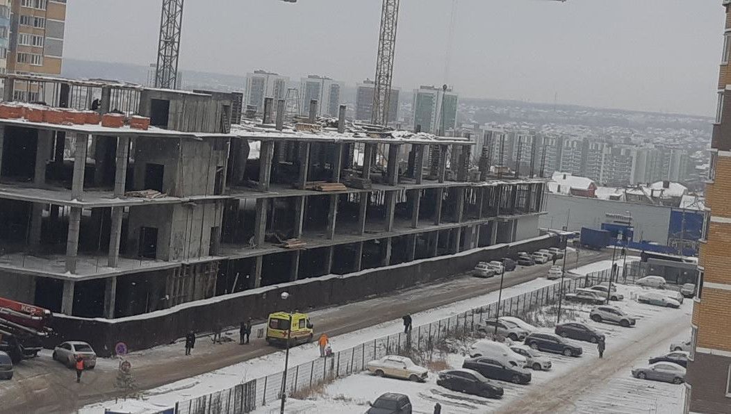 В Казани на стройке разбился рабочий из Узбекистана